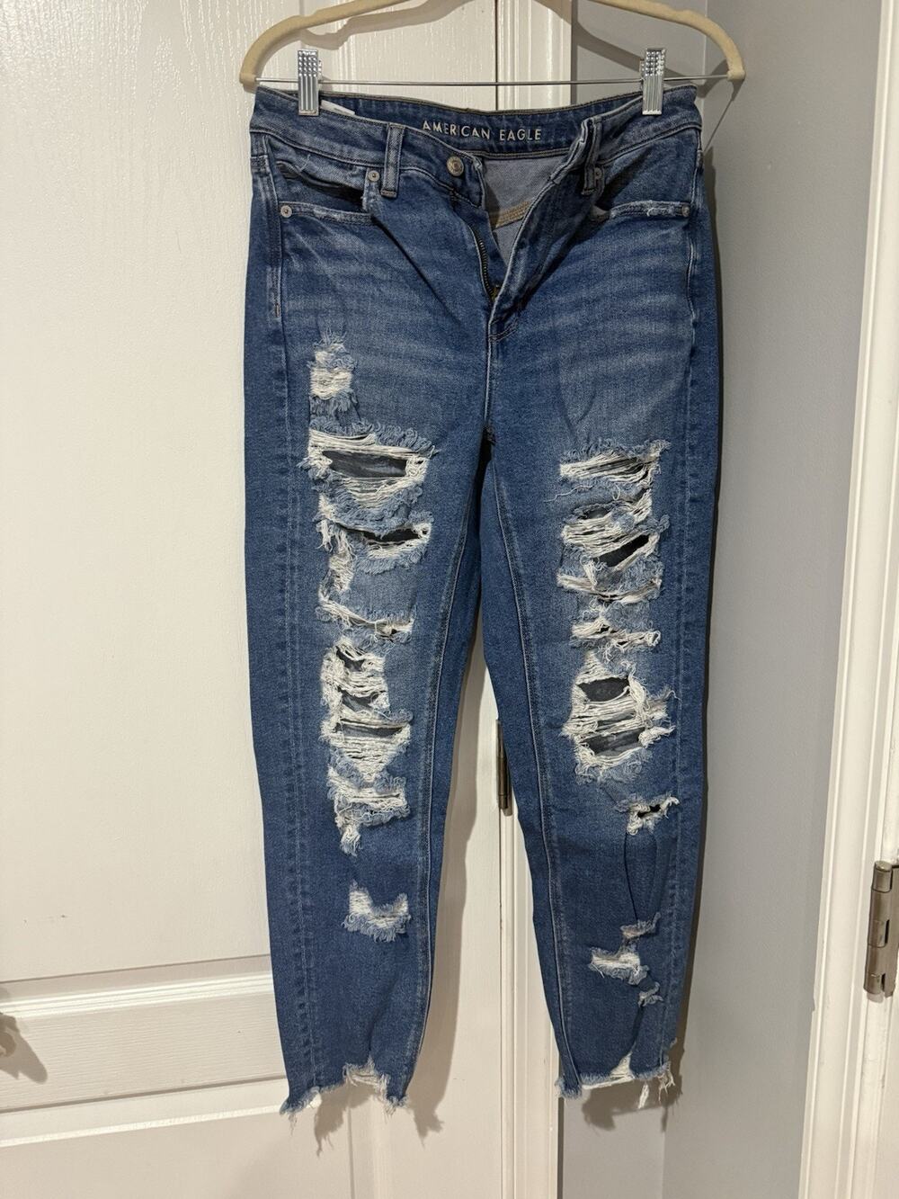 Women's American Eagle Jeans Size 4 Regular Fit Distressed Stretch Medium Wash